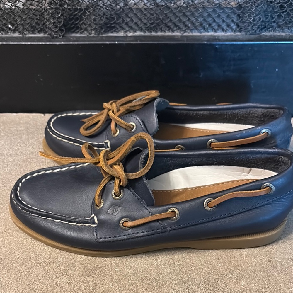 Sperry navy leather women’s size 6M tie shoes NEW